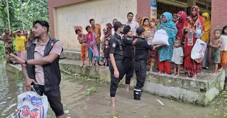 আশ্রয়কেন্দ্রের বাসিন্দাদের খাদ্যসামগ্রী পৌছে দিচ্ছে র্যাব